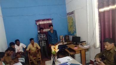 Photo of दमुआ थाना परिसर में टीआई सुमेर सिंह जगेत ने डीजे संचालकों को दिए निर्देश