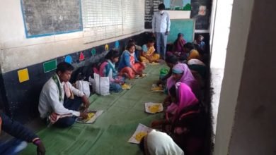 Photo of पूरे देश में लागू लॉकडाउन के बीच झल्लार मेंढा के 14 मजदूर महाराष्ट्र नजरपुर से पैदल ही निकल पड़े हैं और अपने घर जा रहे हैं। ये लोग दो दिन में सातनेर पहुंचे हैं।