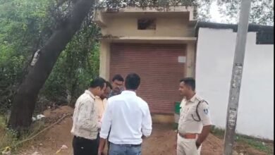 Photo of खुलेआम बेची जा रहे विस्फोटक सामग्री, तहसीलदार पहुंचे मौका स्थल की कार्रवाई
