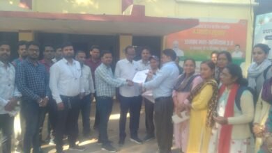 Photo of पटवारी संघ ने अपनी मांगों एवं समस्याओं को लेकर नायब तहसीलदार को दिया ज्ञापन