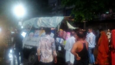 Photo of विकास कार्य में प्रगति मगर ठेकेदार कर रहा लापरवाही सड़क निर्माण में फिर एक वाहन फंसा बड़ी दुर्घटना टली