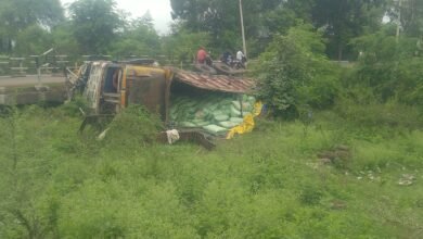 Photo of पिपरिया जबलपुर मार्ग शहर से 3 किमी. दूर खाद से भरा ट्रक पलटा, किसान नेता ने उठाए सवाल संशय में अधिकारी की पंचनामा कार्यवाही