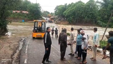 Photo of भारी बारिश के चलते हथवास सिलारी मार्ग बंद, रपटे पर प्रशासनिक अमला मुस्तैद
