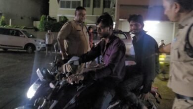 Photo of नवागत पुलिस निरीक्षक ने शहर के यातायात व्यवस्था का संभाला जिम्मा , वाहन चालकों को दी समझाई