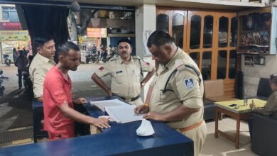 Photo of स्टेशन रोड थाना प्रभारी आए एक्शन मूड में स्टाफ के साथ किया होटल एवं लॉजो का निरीक्षण