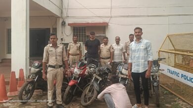 Photo of मंगलवारा थाना पुलिस ने शातिर मोटर साइकिल चोर को किया गिरफ्तार चार जिले से चोरी की गईं 6 मोटरसाइकिल की जब्त