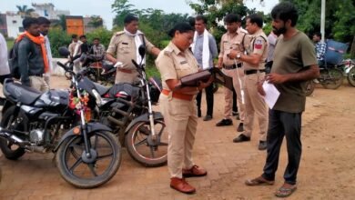 Photo of सोहागपुर थाना पुलिस ने दो पहिया वाहन ओर बड़े वाहनों पर की चालानी कार्यवाही, 27 प्रकरणों में 9700 रुपए का जुर्माना किया वसूल