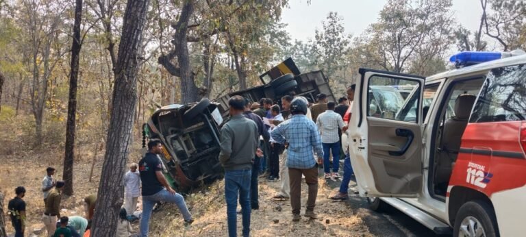 पिपरिया से छिंदवाड़ा जा रही महाकाल बस अनियंत्रित होकर पेड़ से टकराई दर्जनों घायल पांच थाने की 112 ने घायलों को पहुंचाया अस्पताल