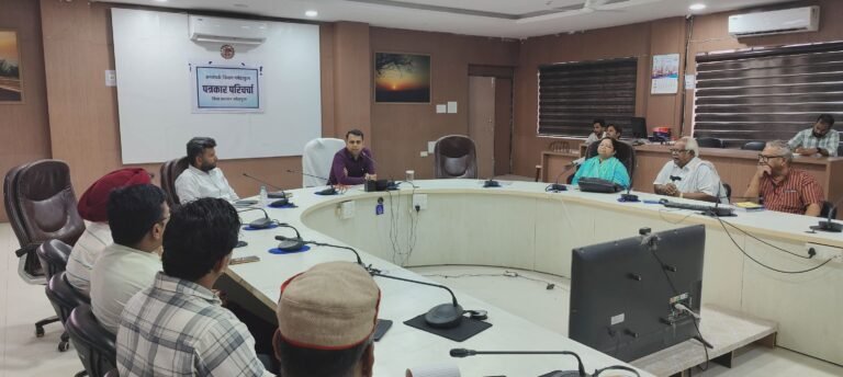 चौथे स्तंभ पर कलेक्टर ने दिया जोर , अंतिम व्यक्ति तक योजनाओं का लाभ पहुंचाना प्राथमिकता : कलेक्टर सोमेश मिश्रा