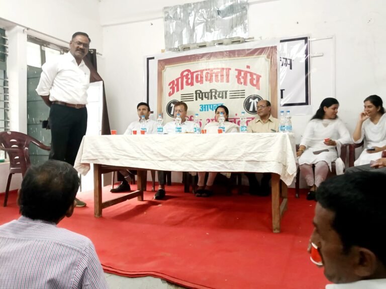 पिपरिया न्यायालय में स्थानांतरित कर्मचारियों को भव्य विदाई