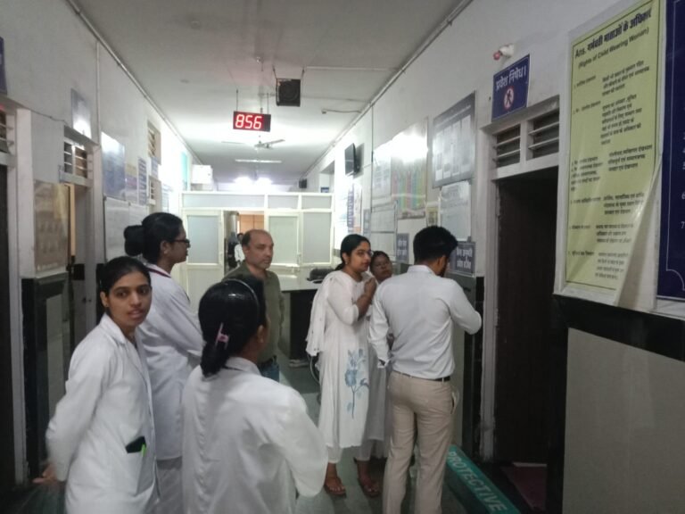 पिपरिया अस्पताल का एसडीएम द्वारा औचक निरीक्षण, सफाई और स्टाफ अनुपस्थिति पर जताई नाराजगी, मरीजों से पूछा हालचाल