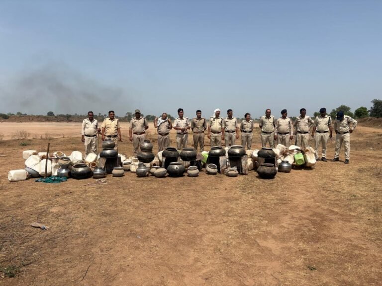 अवैध शराब के खिलाफ संयुक्त कार्रवाई, 150 लीटर मदिरा व 4000 किलो महुआ लहान जब्त,430000 रही कीमत