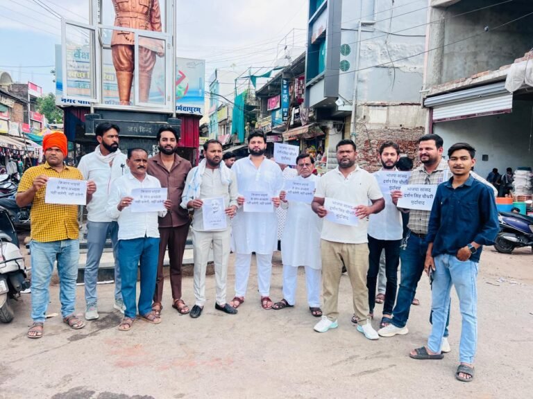 किसानों से दुर्व्यवहार के विरोध में कांग्रेस का प्रदर्शन, सांसद का पुतला दहन