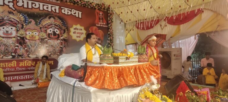 श्रीमद भागवत कथा में गूंजे कृष्ण जन्मोत्सव के जयकारे, श्रद्धालु भक्ति में हुए भावविभोर