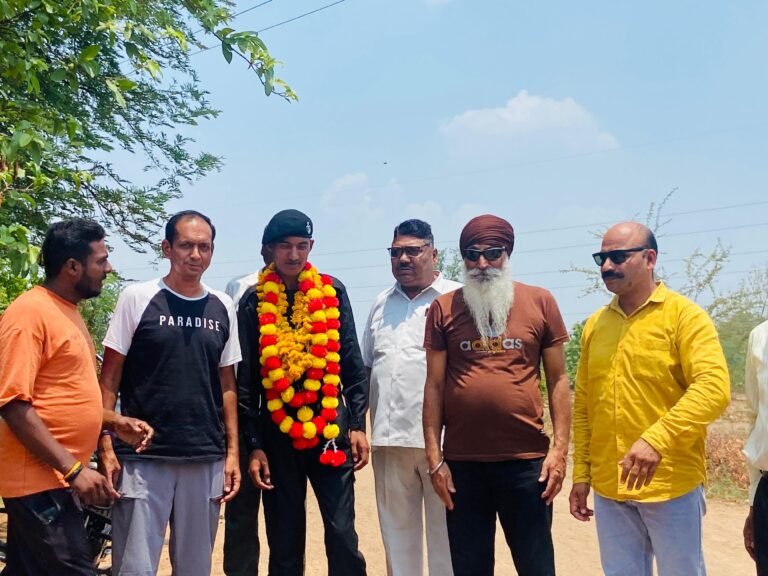 फौजी बनकर आया बनखेड़ी का युवा, रेल्वे स्टेशन पर संकल्प फाउंडेशन ने किया भव्य स्वागत