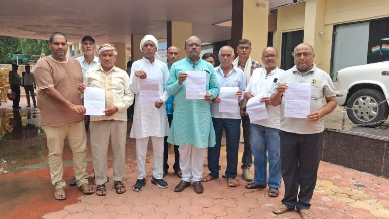 अमर शहीद इंस्पेक्टर आशीष शर्मा की याद में की गई घोषणाओं को पूरा करने के लिए कलेक्टर को ज्ञापन
