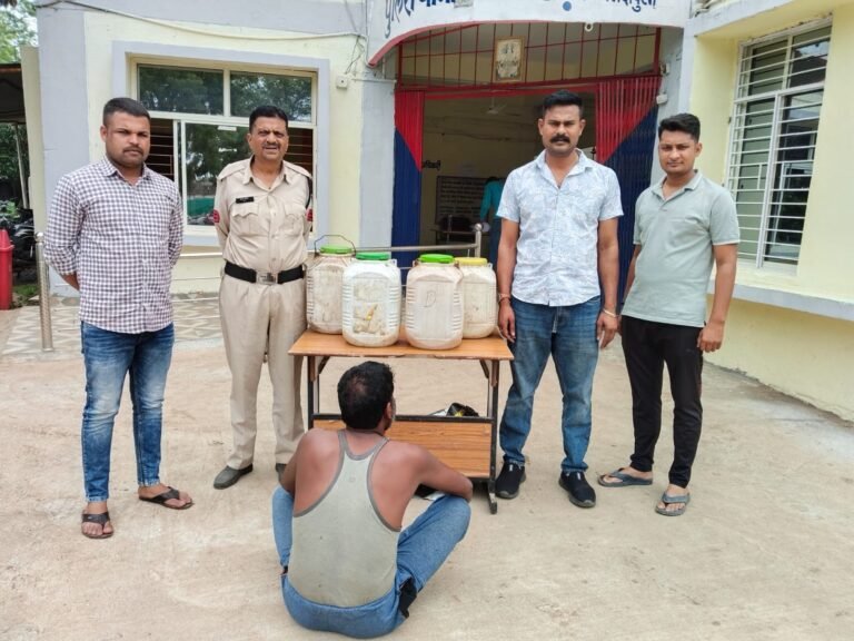 60 लीटर कच्ची महुआ शराब के साथ जमुनिया का तस्कर गिरफ्तार, बाइक जब्त