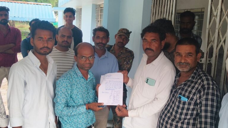 पर्याप्त बिजली नहीं मिलने से धान की फसल पर संकट, किसानों ने विद्युत मंडल में सौंपा ज्ञापन