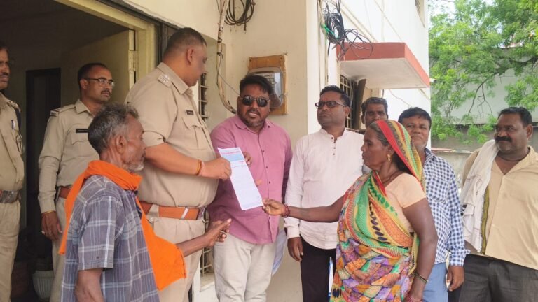 सोने चांदी के जेवर हड़पने वाले पर कार्रवाई नहीं, आंदोलन की चेतावनी, एससी-एसटी कर्मचारी संघ ने सौंपा ज्ञापन
