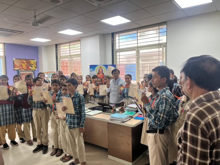 बसंत पंचमी पर आयोजित हुई भारतीय सांस्कृतिक ज्ञान परीक्षा के मेधावी विद्यार्थियों का हुआ सम्मान