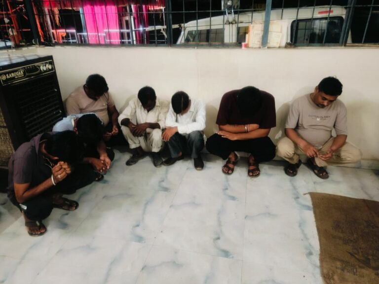 ग्राम शोभापुर के रामेश्वर कॉलोनी में जुआ खेलते पुलिस ने 7 जुआरियों को किया गिरफ्तार, ताश के 52 पत्तों सहित 15420 रुपए किए जप्त