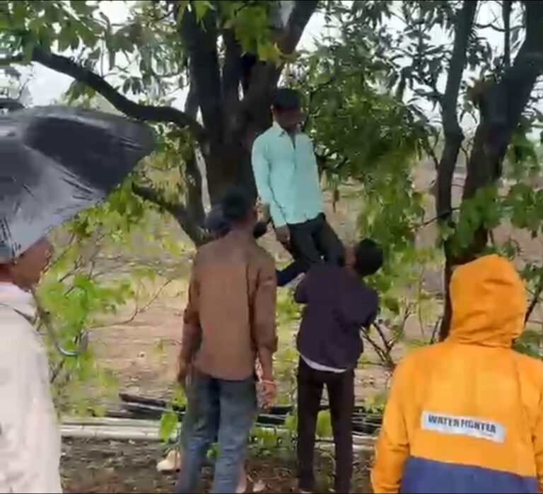 मानसिक रूप से परेशान 45 वर्षीय व्यक्ति ने आम के पेड़ पर फांसी लगाकर की आत्महत्या