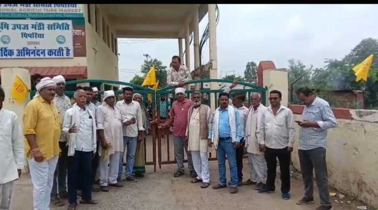 अमेरिका ट्रेड डील निरस्त करने सहित किसानों की मांगों को लेकर सौंपा ज्ञापन