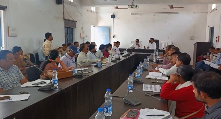 पिपरिया में विधायक ठाकुरदास नागवंशी ने ली अधिकारियों की समीक्षा बैठक, लंबित कार्य शीघ्र पूर्ण करने के दिए निर्देश