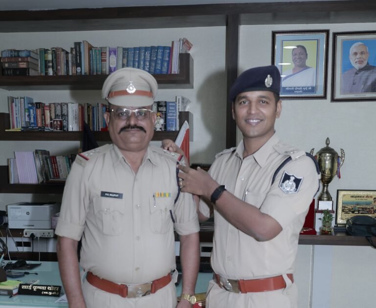 प्रकाश सिंह राजपूत सहायक उप निरीक्षक से बने उप निरीक्षक, कंधों पर सजे नए स्टार