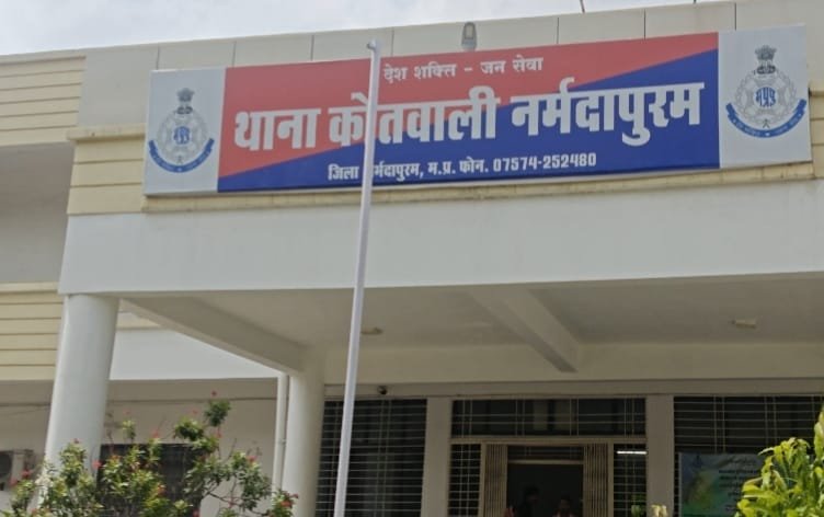 बालागंज में अवैध शराब के खिलाफ कोतवाली पुलिस का शिकंजा, दो ठिकानों से 25 लीटर शराब जब्त