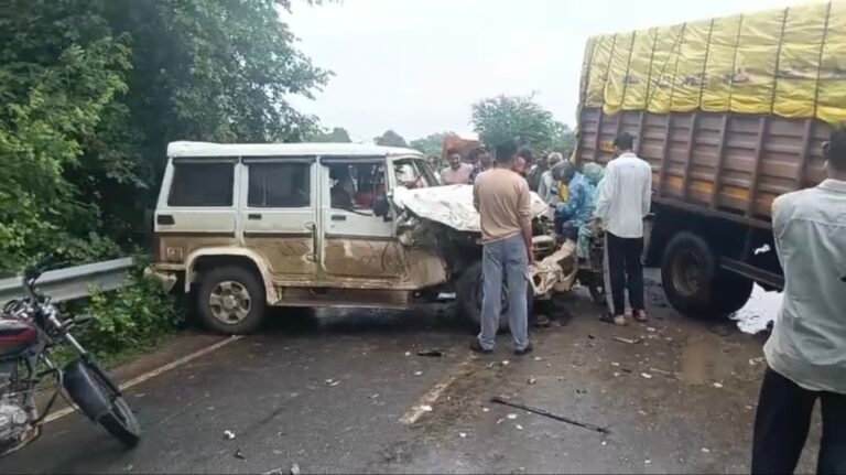 रामपुर पुल पर बोलेरो और ट्रक की जोरदार भिड़ंत, दो घायल नगररक्षा समिति के अजय ने दिखाई मानवता