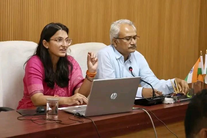 हाईवे पर गौवंश दिखा तो तुरंत होगा रेस्क्यू, कलेक्टर ने दिए ‘गाय लिफ्टर’ वाहन के निर्देश