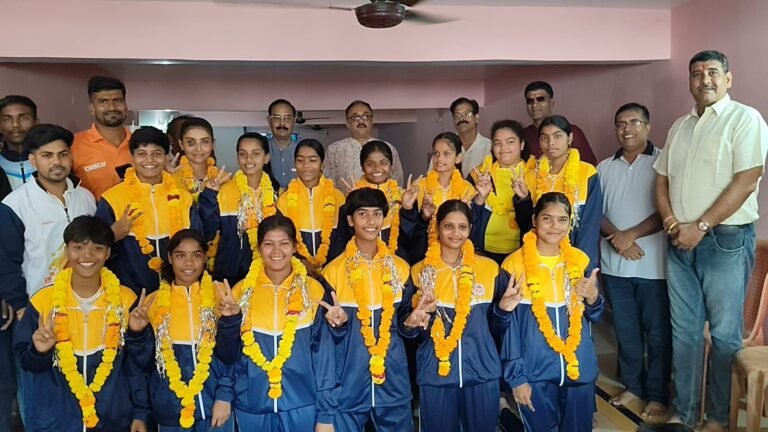 पिपरिया के खिलाड़ियों का राज्य स्तरीय उपलब्धियों के साथ नगर आगमन पर हुआ भव्य स्वागत     राज्य स्तरीय रग्बी प्रतियोगिता में पिपरिया के खिलाड़ियों का शानदार प्रदर्शन, नगर आगमन पर हुआ स्वागत