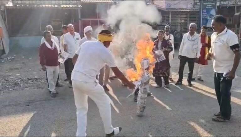 मटकुली कांग्रेस ने फूंका मुख्य चुनाव आयुक्त का पुतला, SIR में धांधली का आरोप