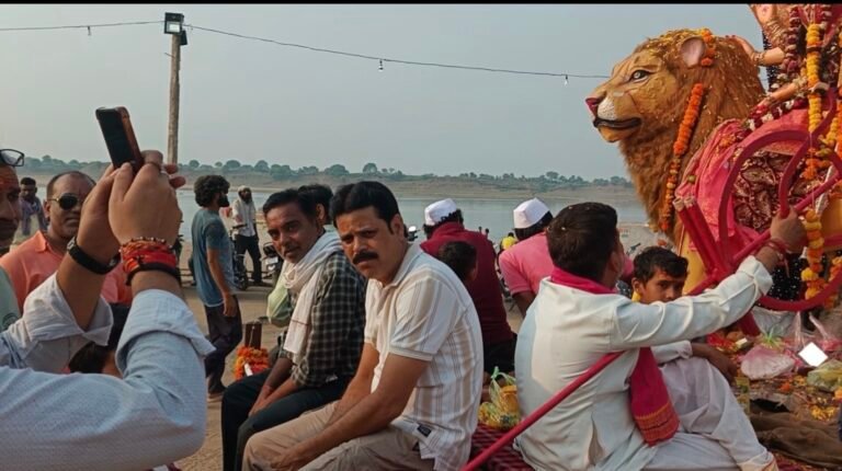 मां दुर्गा को भावभीनी विदाई, नर्मदा तट पर ढाई सौ से अधिक प्रतिमाओं का विसर्जन