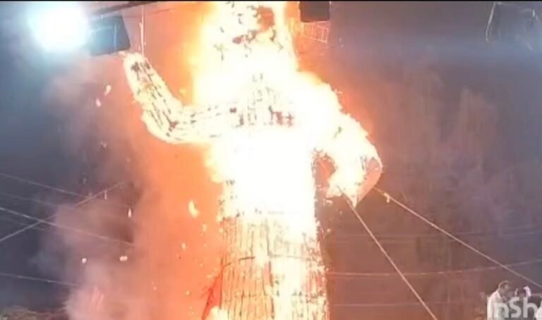 पिपरिया में 55 फीट रावण का हुआ दहन, जय श्रीराम के उद्घोष से गूंजा दशहरा मैदान