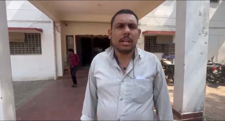 पटवारी से मारपीट और धमकी, शासकीय कार्य में बाधा डालने पर पिता-पुत्र पर मामला दर्ज